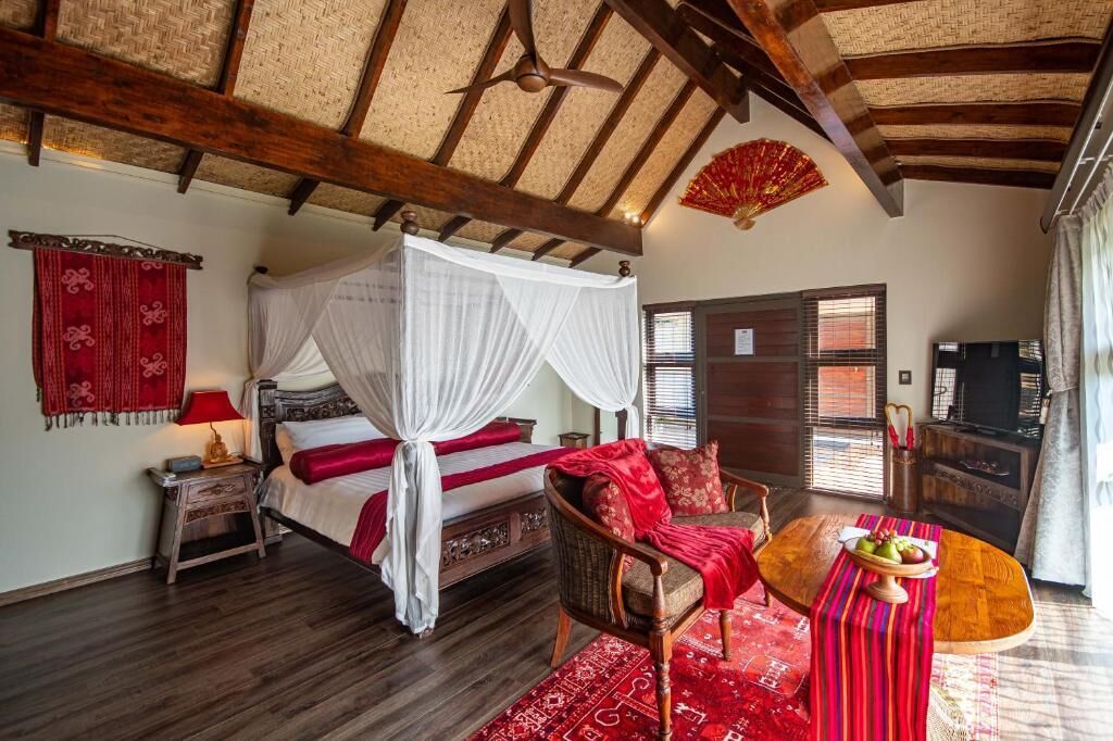 Ropa de cama de alta calidad y caja de seguridad en la habitación 