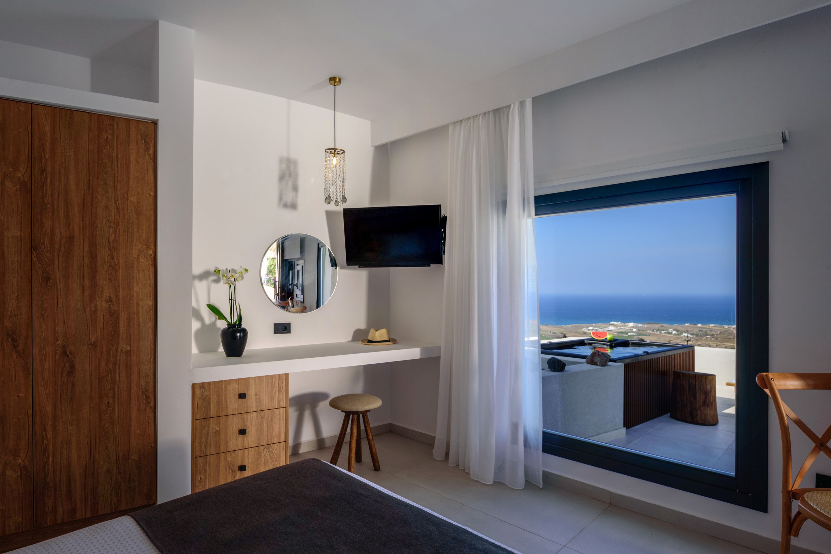 Limestone Suite Outdoor hot tub, Sea and Sunset View | 1 soveværelse, allergivenligt sengetøj, pengeskab på værelset