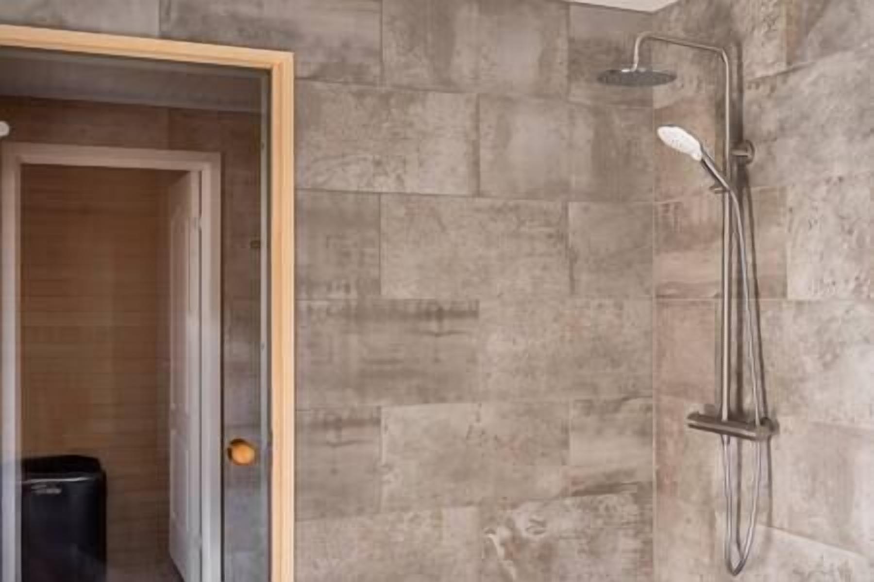 Bathtub, hair dryer, bidet, towels