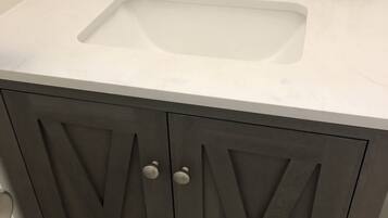 Sèche-cheveux, serviettes fournies