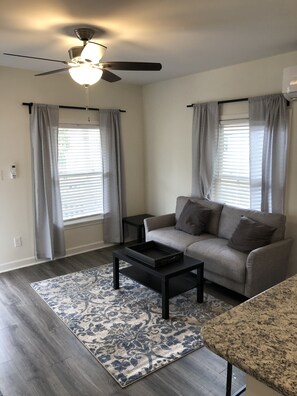 Smart TV, offices - Lakewood/Lyon Park Renovated Cottage Near Duke 23B (Durham)