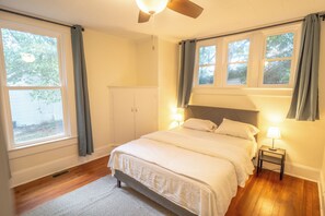3 quartos, escrivaninha, ferros/tábuas de passar roupa, berço de viagem