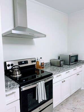 Kjøleskap, mikrobølgeovn, ovn og kokeplater