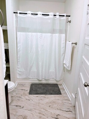 Sèche-cheveux, serviettes fournies