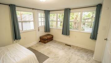 3 bedrooms, desk, iron/ironing board, travel crib