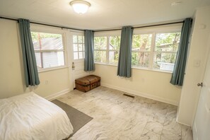 3 間睡房、書桌、熨斗/熨衫板、可攜式嬰兒床