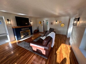 Una televisión, una chimenea, un reproductor estéreo