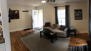 Ein Wohnzimmer mit einer Couch, einem Couchtisch und einem Teppich.