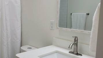 Séchoir à cheveux, serviettes fournies