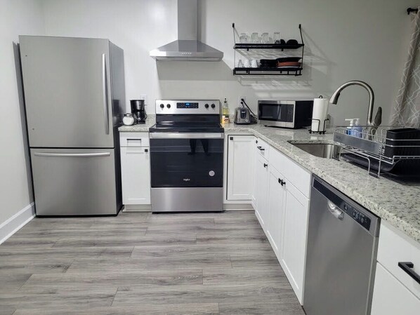 Fridge, microwave, oven, stovetop - New & Clean 2 Bed Walltown Home. Walk to Duke! B (Durham)