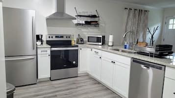 Een koelkast, een microgolfoven, een oven, een kookplaat