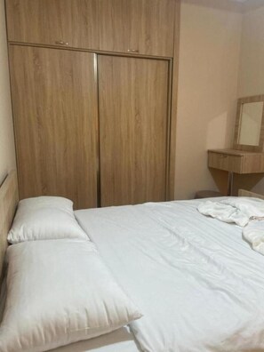 1 chambre, fer et planche à repasser, Wi-Fi gratuit, draps fournis