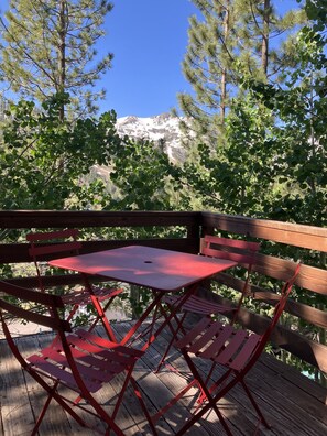 Outdoor dining - Palisades Tahoe View Home - 3 Br - 2Ba - Walk to Village - Bike to Lake Tahoe (Tahoe City)