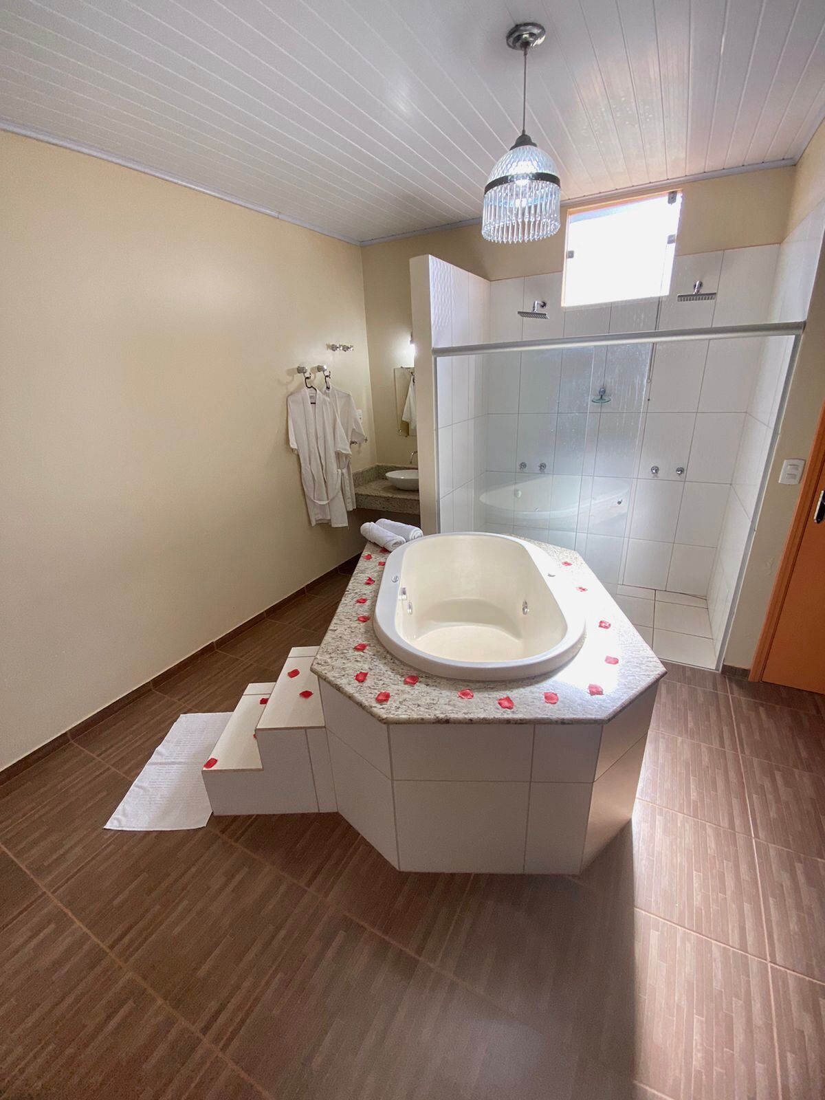 Quarto casal luxo, 1 quarto | Roupas de cama premium, frigobar, Wi-Fi de cortesia