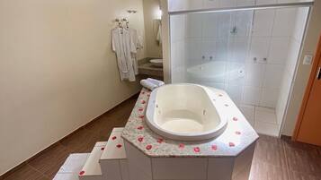 Quarto casal luxo, 1 quarto | Roupas de cama premium, frigobar, Wi-Fi de cortesia