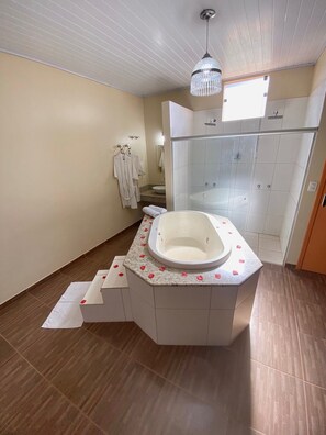 Quarto casal luxo, 1 quarto | Roupas de cama premium, frigobar, Wi-Fi de cortesia
