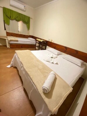 Standard Triple Room | Bathroom | Shower, free toiletries, towels, soap - Pousada das Cores (Olímpia)