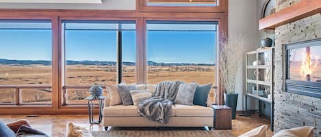 Villa Luxe, plusieurs chambres, vue montagne | Coin séjour | Télévision à écran plat de 42 pouces avec chaînes par câble, télévision