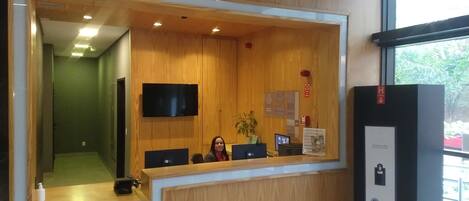 ฝ่ายต้อนรับ