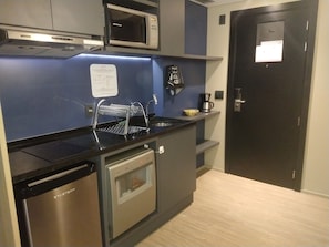 Mini-Kühlschrank, Mikrowelle, Herdplatte, Wasserkocher