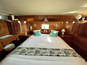 4 bedrooms, desk, iron/ironing board, travel crib