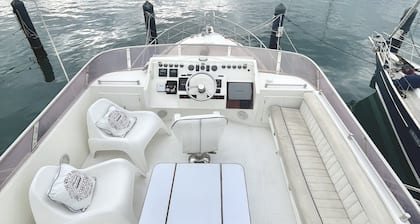 Navï, yacht à SÚte pour 2 à 8 personnes idéal pour les couples et petits groupes