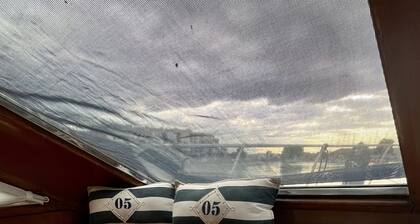 Yacht 2 to 8 berths facing Mont Saint-Clair