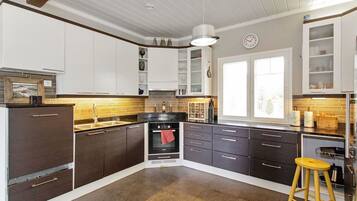 KylskÄp, mikrovÄgsugn, diskmaskin och grytor/köksredskap