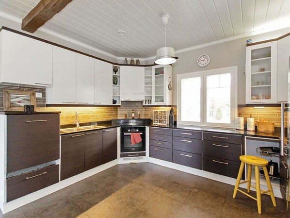 Kylskåp, mikrovågsugn, diskmaskin och grytor/köksredskap