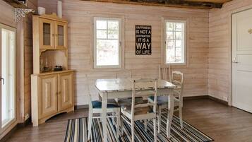 Un intérieur en bois comprenant une table et des chaises, un buffet et une citation inspirante sur le mur.