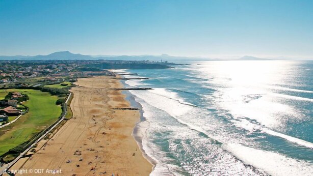 An aerial view of a beach with a clear sky, a sandy shore, and a cityscape in the background. - Apartment Arnaïa by Interhome (Anglet)