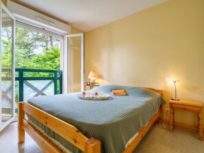 2 bedrooms, iron/ironing board, WiFi