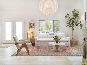 Living area - Designer Home in Sag Harbor-Just 5 min to village! (Sag Harbor)