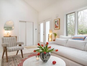 Living area - Designer Home in Sag Harbor-Just 5 min to village! (Sag Harbor)