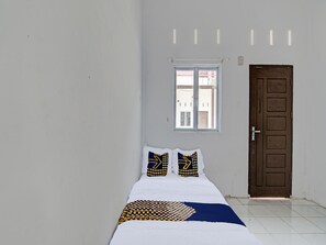 Room - Spot On 91828 Homestay Dinda Syariah (Pekanbaru)