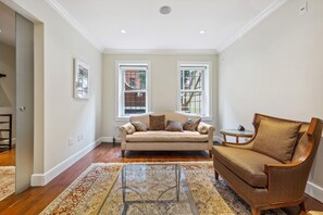 Smart TV, chimenea, tenis de mesa y estéreo
