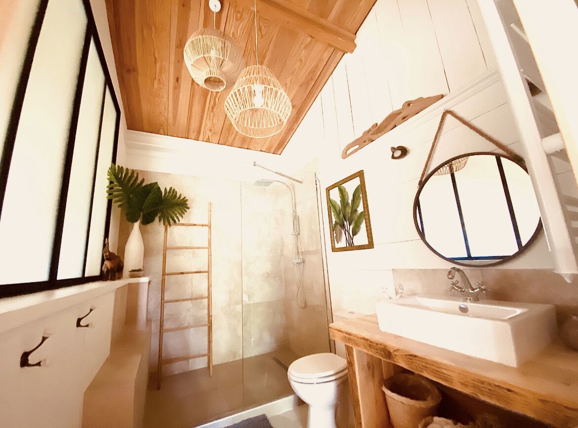 Een haardroger, handdoeken, toiletpapier