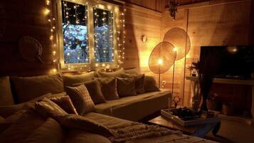 Een televisie, een open haard, een dvd-speler en tafelvoetbal