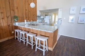 Full-sized fridge, oven, dishwasher, toaster - Lookout Lake Conroe April Sound Private Backyard with hot tub (Montgomery)