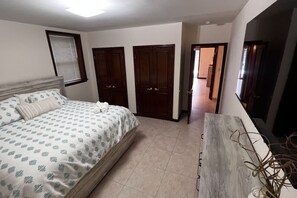 Escritorio, tabla de planchar con plancha, wifi y ropa de cama