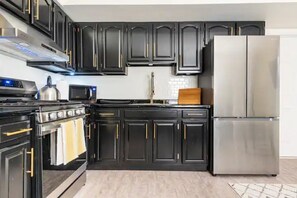 Køleskab, mikrobølgeovn, ovn, kogeplade