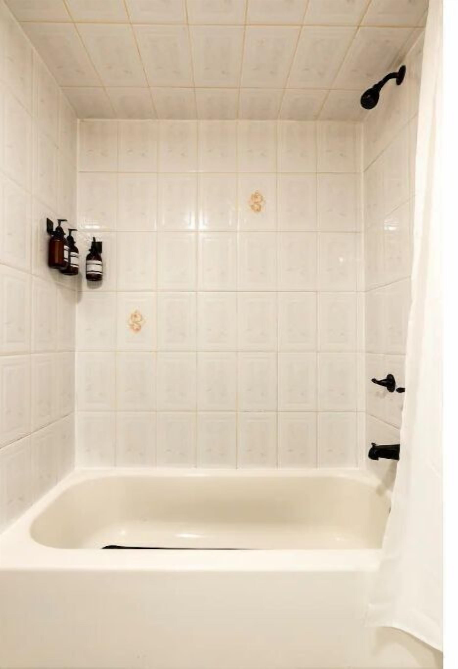 Serviettes fournies, savon, shampooing, papier de toilette