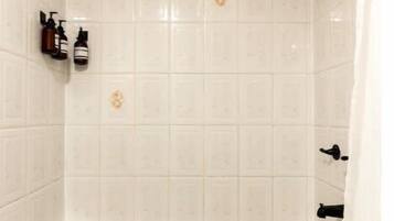 Serviettes fournies, savon, shampooing, papier de toilette