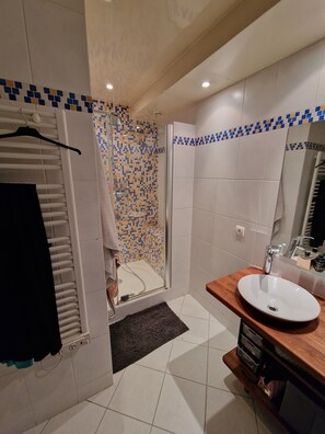 Shower, hair dryer, towels, soap