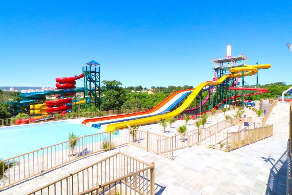 Un parque acuático con múltiples toboganes y una zona de piscina.
