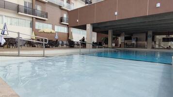 2 piscinas externas, piscina aquecida, guarda-sóis, espreguiçadeiras