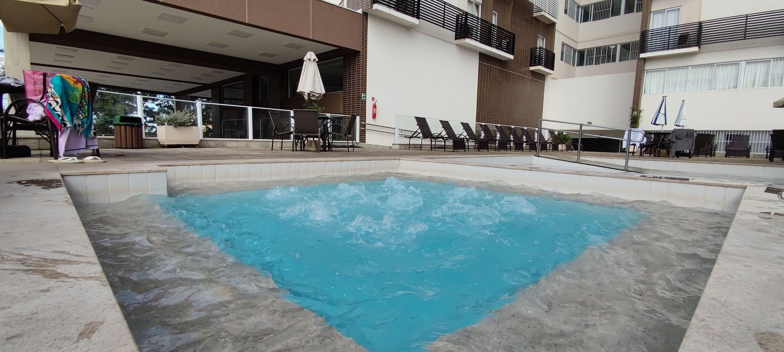 2 piscinas al aire libre, una piscina climatizada, sombrillas, tumbonas