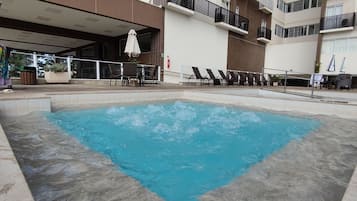 2 piscinas al aire libre, una piscina climatizada, sombrillas, tumbonas