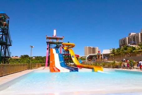 2 piscinas al aire libre, una piscina climatizada, sombrillas