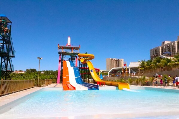 2 piscinas al aire libre, una piscina climatizada, sombrillas